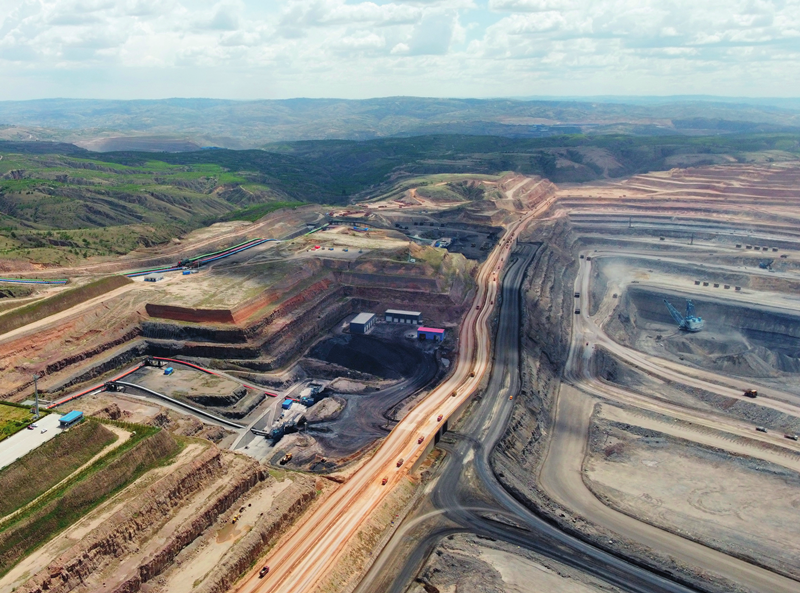 内蒙古鄂尔多斯市准格尔旗麻地梁煤矿采煤机(5月25日摄) 贝赫摄/ 本刊